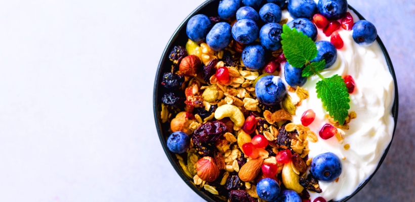 Iogurte com Frutas e Granola